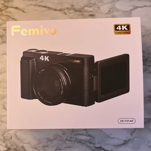 Brand new (Vlogging Camera with SD Card, 3'' 180° Flip Screen Zoom with Flash)